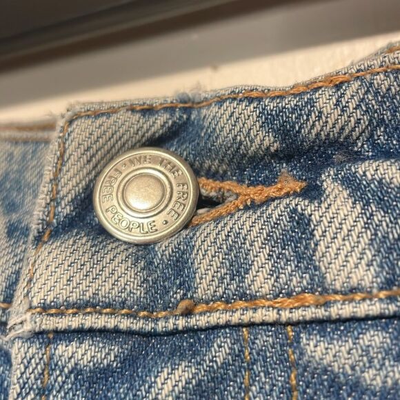 We The Free- Destroyed Distressed Straight-Leg LightWash Raw Hem Jeans- Size 25 - Picture 8 of 12